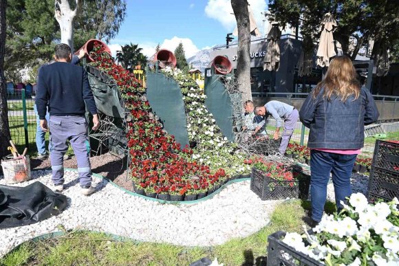 KEMER YAZ SEZONUNA HAZIRLANIYOR, İLÇE PETUNYALARLA SÜSLENİYOR