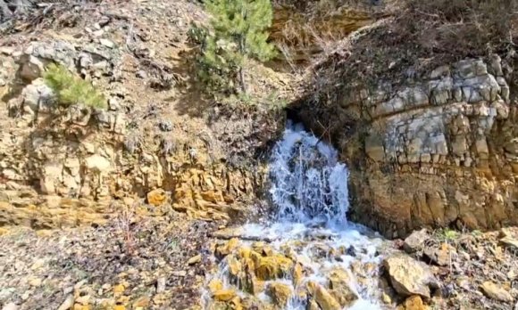 DEPREMDE KURUYAN SU KAYNAĞI 3 YIL SONRA YENİDEN AKMAYA BAŞLADI