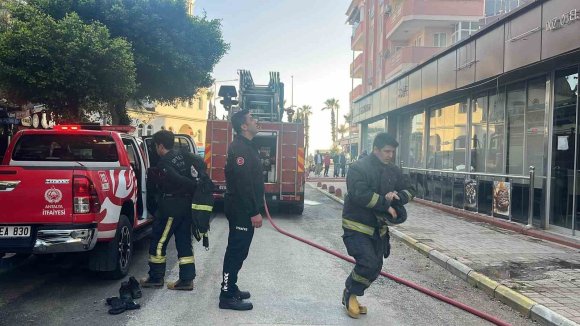 ALANYA’DA TADİLATTAKİ OTELDE ÇIKAN YANGIN KORKUTTU