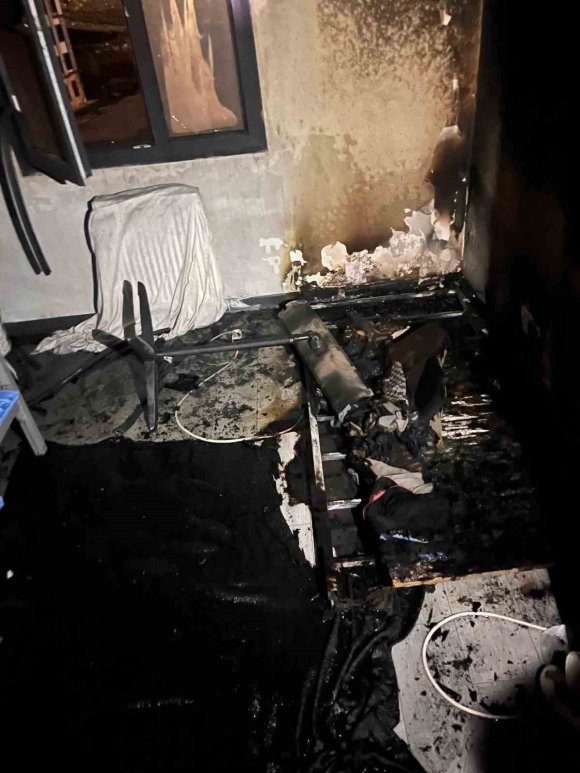 DEFNE’DE YANAN EV KULLANILMAZ HALE GELDİ