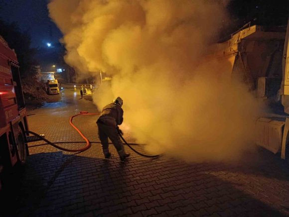 PARK HALİNDEKİ OTOMOBİL ALEVLERE TESLİM OLDU