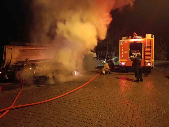 PARK HALİNDEKİ OTOMOBİL ALEVLERE TESLİM OLDU