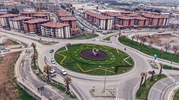 KAHRAMANMARAŞ’TA KAVŞAKLARDA GÖRSEL ŞÖLEN