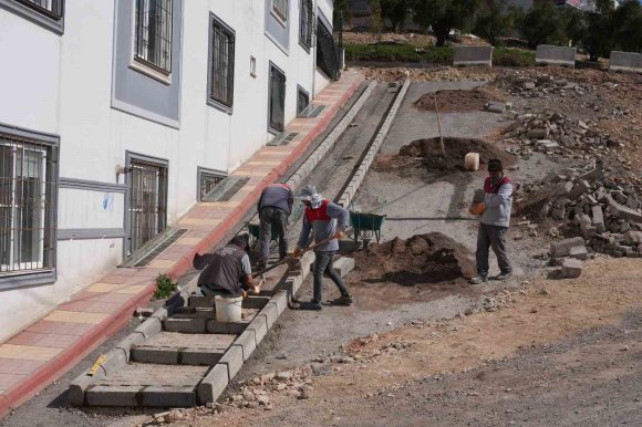 ONİKİŞUBAT BELEDİYESİ’NDEN 9 FARKLI MAHALLEDE EŞ ZAMANLI KALDIRIM VE YOL ÇALIŞMASI