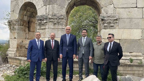 BAKAN ERSOY, KASTABALA ANTİK KENTİ’NDE İNCELEMELERDE BULUNDU