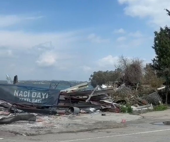 ADANA’DA GÖL KIYISINDAKİ KAÇAK YAPILARIN YIKIMI SÜRÜYOR