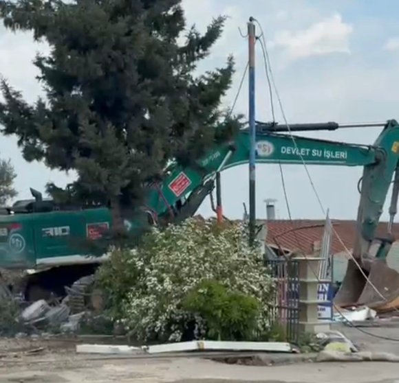 ADANA’DA GÖL KIYISINDAKİ KAÇAK YAPILARIN YIKIMI SÜRÜYOR