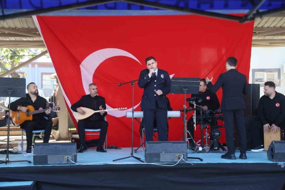 POLİS HAFTASI ETKİNLİĞİNDE ŞARKI VE TÜRKÜ SÖYLEYEN POLİSLER, ÜNLÜ SANATÇILARI ARATMADILAR