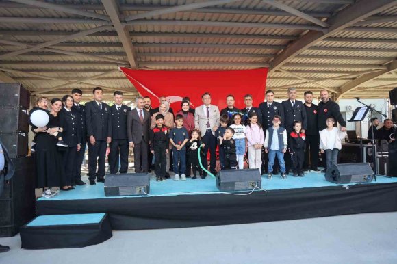 POLİS HAFTASI ETKİNLİĞİNDE ŞARKI VE TÜRKÜ SÖYLEYEN POLİSLER, ÜNLÜ SANATÇILARI ARATMADILAR