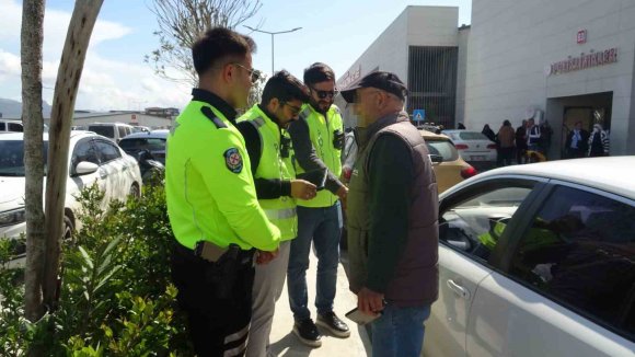 FELÇLİ ANNESİNİ HATALI PARKLARDAN DOLAYI TEKERLEKLİ SANDALYEYLE TAŞIMAKTA GÜÇLÜK ÇEKEN VATANDAŞ: "ÇEKTİĞİMİZ EZİYETİ BİR GÖRSELER, İNANIYORUM Kİ OTURUP AĞLARLAR"