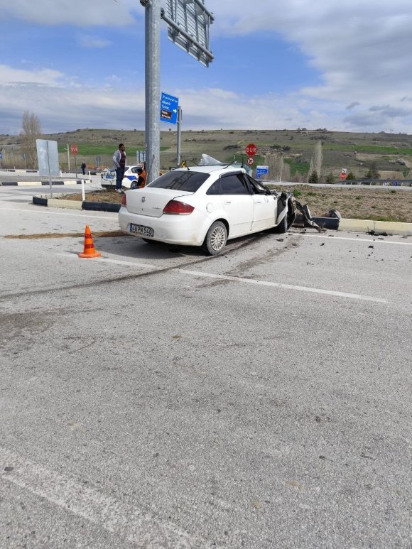 PARK HALİNDEKİ KAMYONETE ÇARPAN OTOMOBİL HURDAYA DÖNDÜ: 1 YARALI
