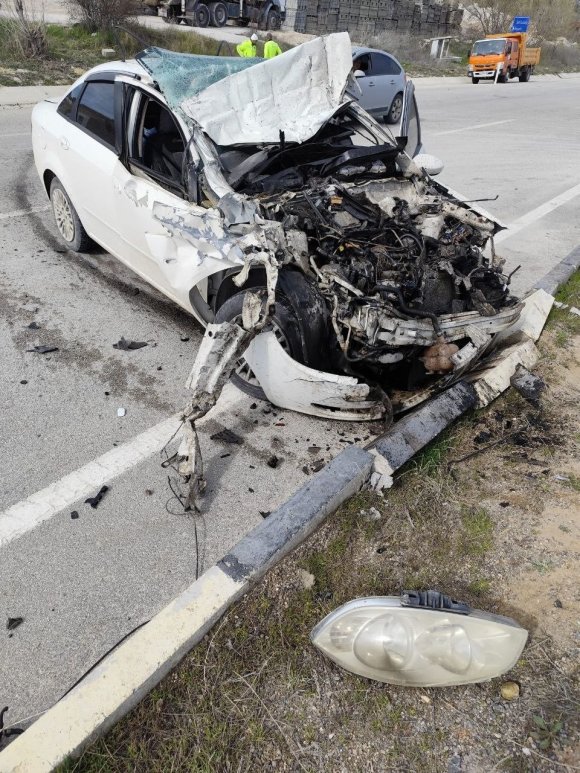 PARK HALİNDEKİ KAMYONETE ÇARPAN OTOMOBİL HURDAYA DÖNDÜ: 1 YARALI