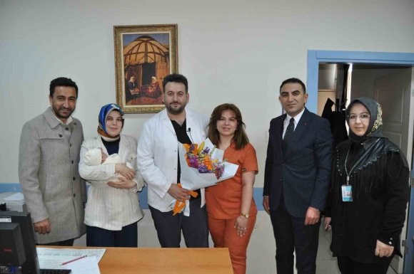 11 YILDIR HASRET ÇEKEN ÇİFT, ABDOMİNAL SERKLAJ AMELİYATININ ARDINDAN BEBEKLERİNE KAVUŞTU