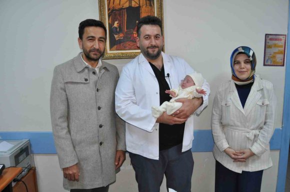 11 YILDIR HASRET ÇEKEN ÇİFT, ABDOMİNAL SERKLAJ AMELİYATININ ARDINDAN BEBEKLERİNE KAVUŞTU