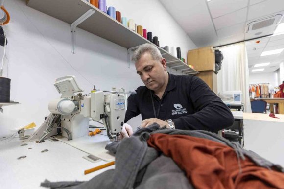 MERSİN BÜYÜKŞEHİR BELEDİYESİ ŞEHİR TİYATROSUNDA KOSTÜMLER USTA ELLERDE HAZIRLANIYOR