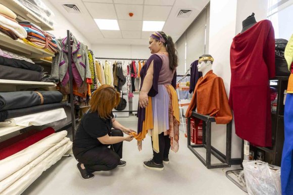 MERSİN BÜYÜKŞEHİR BELEDİYESİ ŞEHİR TİYATROSUNDA KOSTÜMLER USTA ELLERDE HAZIRLANIYOR