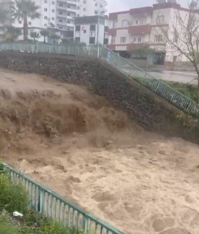 OSMANİYE’DE YAĞIŞ FELAKETİ: YOLLAR KAPANDI, ULAŞIM AKSADI