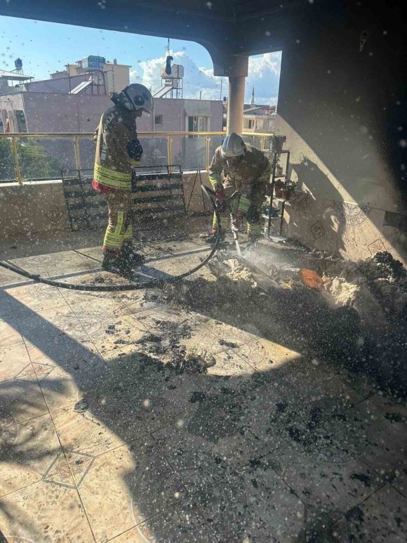 REYHANLI’DA EVİN BALKONUNDAN ALEVLER YÜKSELDİ