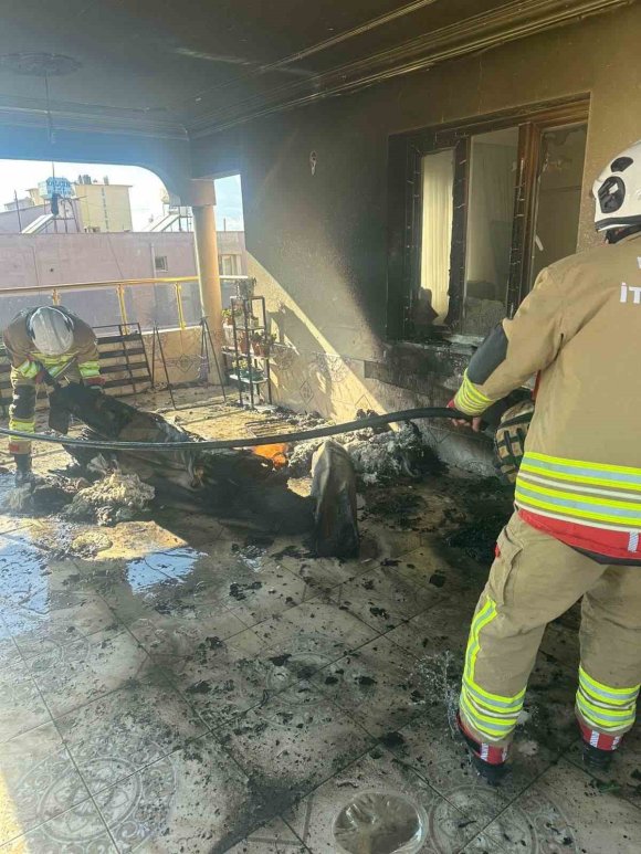 REYHANLI’DA EVİN BALKONUNDAN ALEVLER YÜKSELDİ