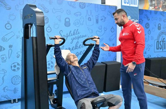 SPOR TUTKUNU 86 YAŞINDAKİ ’SÜPER DEDE’, GENÇLERE TAŞ ÇIKARTIYOR