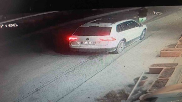 OTOMOBİLİN AÇILAN KAPISINA ÇARPAN ELEKTRİKLİ BİSİKLET SÜRÜCÜSÜ METRELERCE SAVURDU