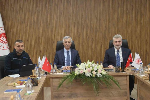 KAHRAMANMARAŞ’TA DEPREMZEDELER DOĞUKENT’TEKİ YUVALARINA TAŞINIYOR