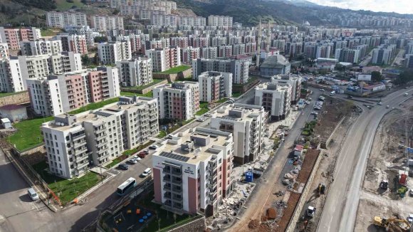 KAHRAMANMARAŞ’TA DEPREMZEDELER DOĞUKENT’TEKİ YUVALARINA TAŞINIYOR
