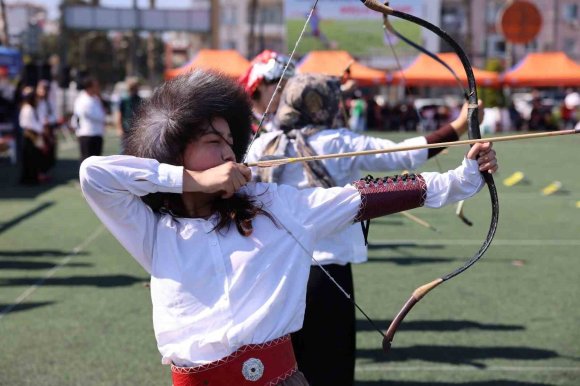 MERSİN’DE GELENEKSEL OKÇULUK ŞÖLENİ: 13 İLÇEDEN 150 SPORCU KATILDI