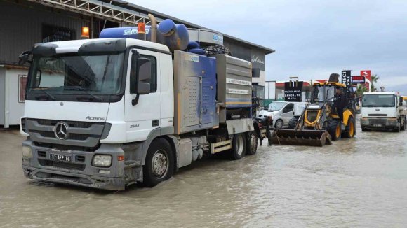 HATAY BÜYÜKŞEHİR BELEDİYESİ EKİPLERİ, 110 NOKTAYA MÜDAHALE EDEREK 32 VATANDAŞI KURTARDI