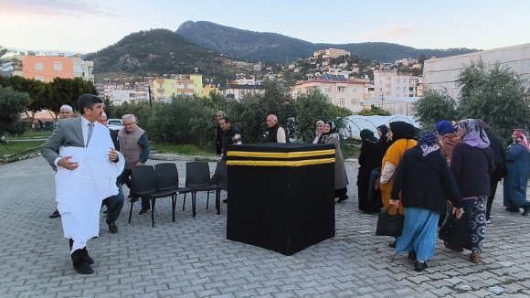 ANAMUR’DA HACI ADAYLARINA KABE MAKETİYLE UYGULAMALI EĞİTİM