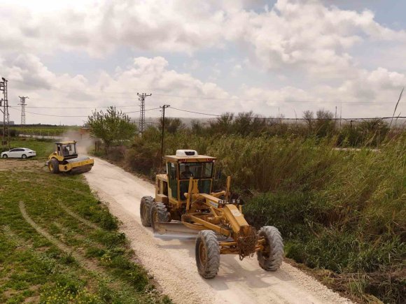 TARSUS’TA YAĞIŞTAN ZARAR GÖREN YOLLAR YENİDEN DÜZENLENDİ