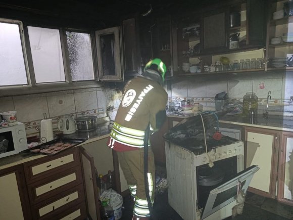 İSKENDERUN’DA EVİN MUTFAĞI ALEVLERE TESLİM OLDU