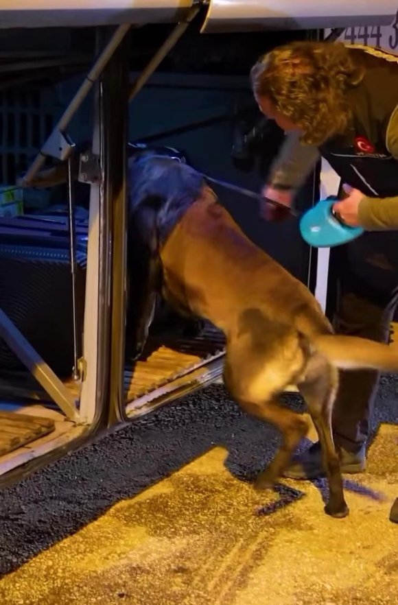 POLİS DENETİMLERİNDE 40 ARANAN ŞAHIS YAKALANDI