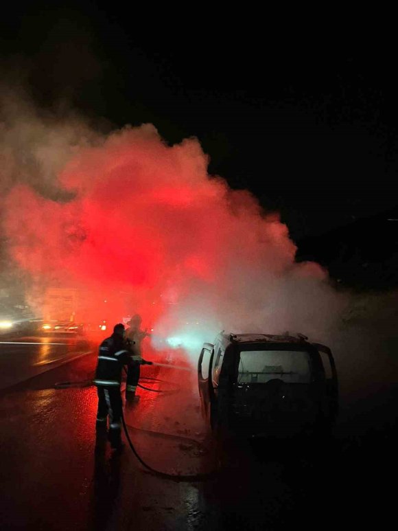 KAHRAMANMARAŞ’TA İKİ FARKLI NOKTADA ARAÇ YANGINI SÖNDÜRÜLDÜ