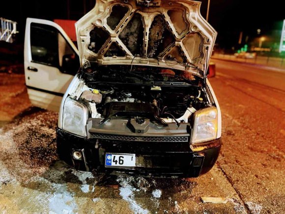 KAHRAMANMARAŞ’TA İKİ FARKLI NOKTADA ARAÇ YANGINI SÖNDÜRÜLDÜ