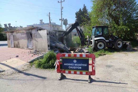 AKDENİZ’DE TEHLİKE SAÇAN METRUK YAPILAR YIKILIYOR