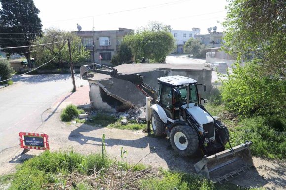 AKDENİZ’DE TEHLİKE SAÇAN METRUK YAPILAR YIKILIYOR