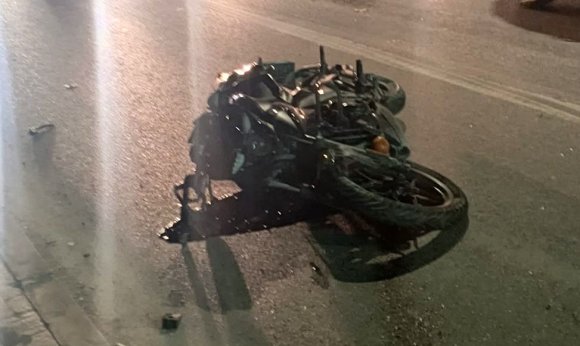 HAFİF TİCARİ ARAÇLA ÇARPIŞAN MOTOSİKLET SÜRÜCÜSÜ HAYATINI KAYBETTİ