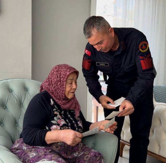 30 YIL ÖNCE ŞEHİT OLAN ASKERİN SİLAH ARKADAŞINDAN ŞEHİT ANNESİNE DUYGULANDIRAN ZİYARET