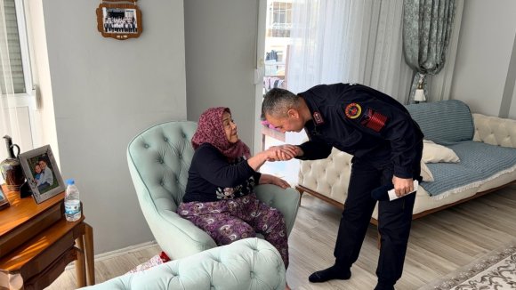 30 YIL ÖNCE ŞEHİT OLAN ASKERİN SİLAH ARKADAŞINDAN ŞEHİT ANNESİNE DUYGULANDIRAN ZİYARET