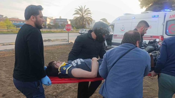 ÇARPMANIN ETKİSİYLE 20 METRE FIRLAYIP REFÜJDEKİ TOPRAĞA DÜŞÜP HAYATA TUTUNDULAR: 2 YARALI