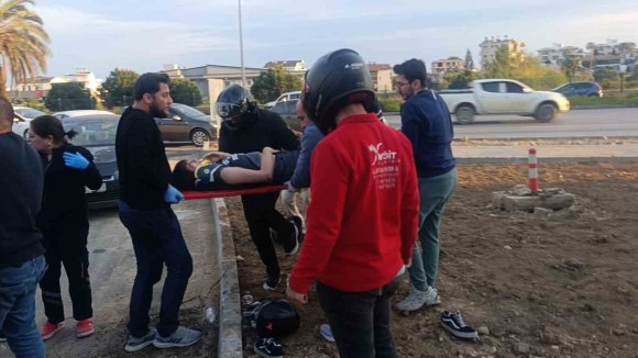 ÇARPMANIN ETKİSİYLE 20 METRE FIRLAYIP REFÜJDEKİ TOPRAĞA DÜŞÜP HAYATA TUTUNDULAR: 2 YARALI