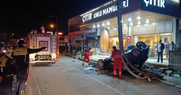 DÖRTYOL’DA AYDINLATMA DİREĞİNE ÇARPAN ARAÇ HURDAYA DÖNDÜ: 2 YARALI