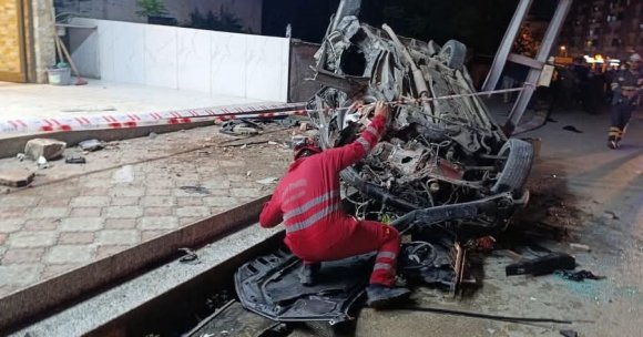 DÖRTYOL’DA AYDINLATMA DİREĞİNE ÇARPAN ARAÇ HURDAYA DÖNDÜ: 2 YARALI