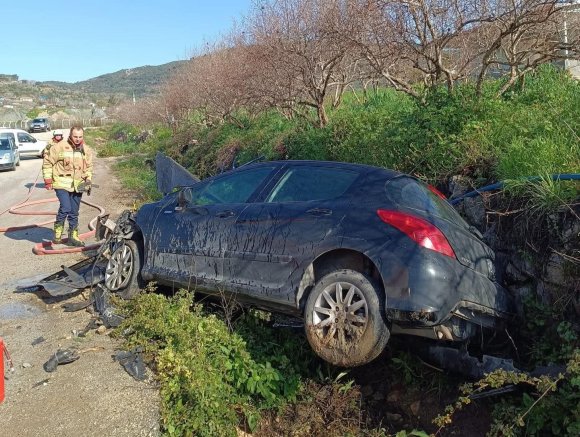 YAYLADAĞI’NDA BAHÇE DUVARINA ÇARPAN OTOMOBİL HURDAYA DÖNDÜ