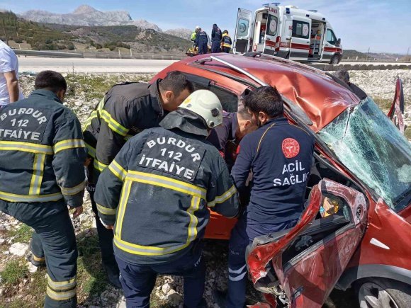 KONTROLDEN ÇIKAN OTOMOBİL ŞARAMPOLE SAVRULDU: 2 YARALI