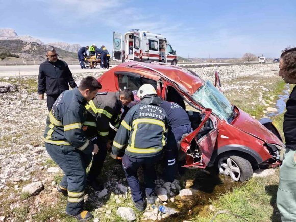 KONTROLDEN ÇIKAN OTOMOBİL ŞARAMPOLE SAVRULDU: 2 YARALI