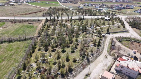 KAHRAMANMARAŞ’TA MEZARLIKLARDA YENİLEME BAŞLADI