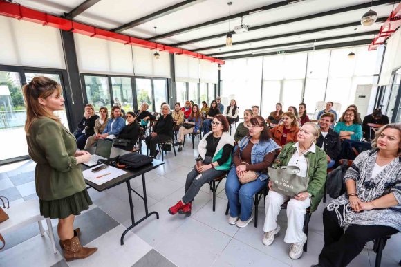 MERSİN’DE SOSYAL YAŞAMA KATKI SAĞLAYAN KURSLAR YOĞUN İLGİ GÖRÜYOR