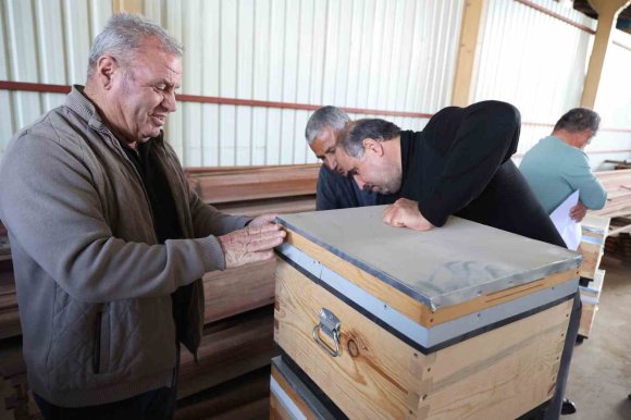 BÜYÜKŞEHİRDEN ÜRETİCİYE ARI KOVANI DESTEĞİ